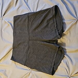 EUC Lululemon Align 4" High Rise shorts